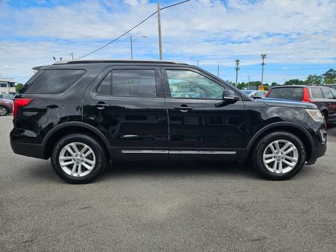 Used 2017 Ford Explorer XLT w/ Equipment Group 201A FWD image 4