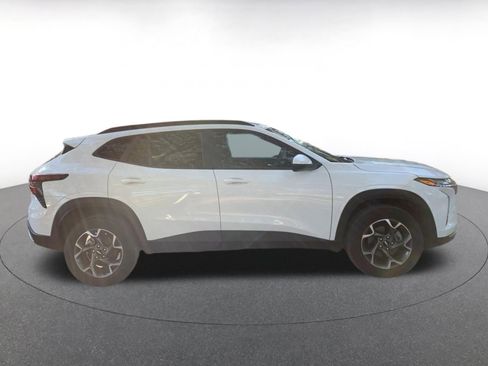 Used 2025 Chevrolet Trax LT image 8