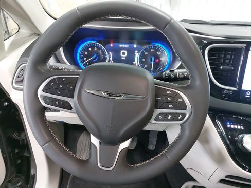 Used 2024 Chrysler Pacifica Touring-L image 18