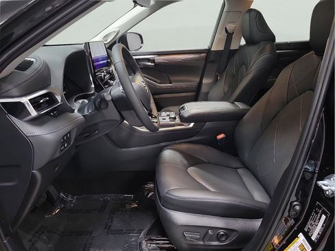 Certified 2026 Toyota Highlander Platinum AWD/4WD image 11