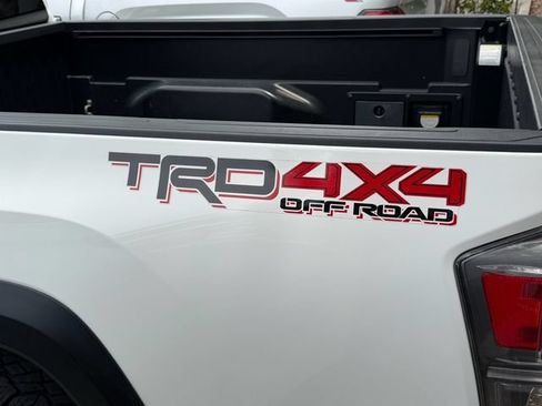 Used 2022 Toyota Tacoma TRD Off-Road w/ Technology Package AWD/4WD image 9