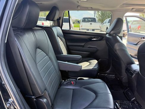 Used 2022 Toyota Highlander XLE AWD/4WD image 23