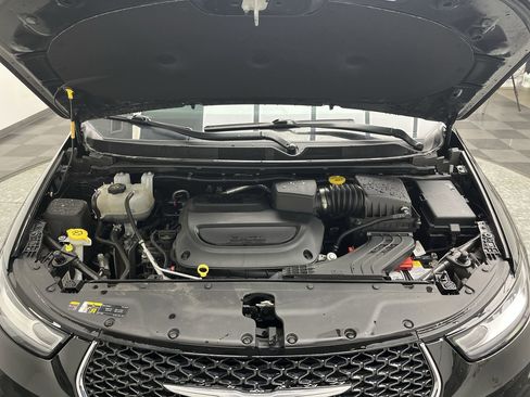 Used 2024 Chrysler Pacifica Touring-L image 28