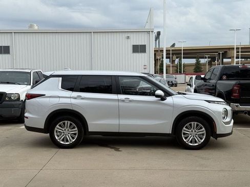 Used 2023 Mitsubishi Outlander ES AWD/4WD image 3