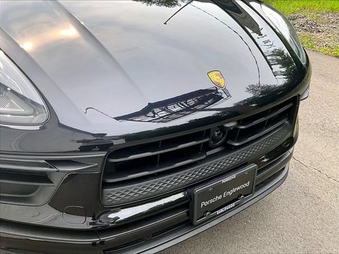 Certified 2025 Porsche Macan AWD/4WD image 32