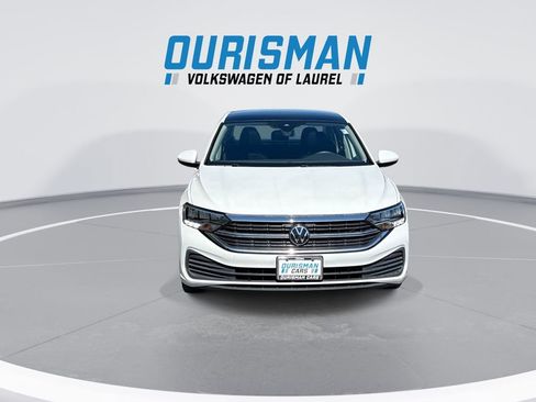 Used 2023 Volkswagen Jetta SE w/ Panoramic Sunroof Package FWD image 3