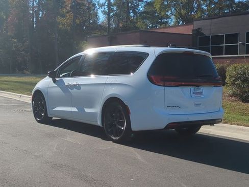 New 2026 Chrysler Pacifica Select w/ S Appearance Package image 11
