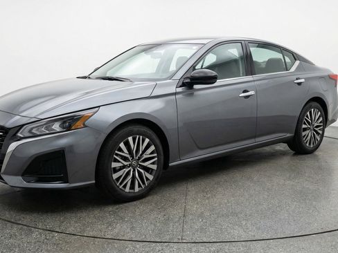 Used 2025 Nissan Altima 2.5 SV FWD image 3