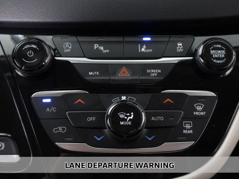 Used 2024 Chrysler Pacifica Touring-L FWD image 5