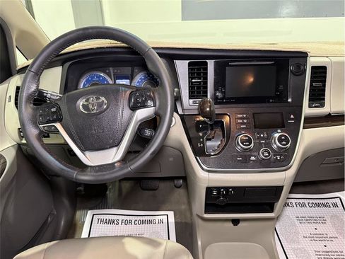 Used 2017 Toyota Sienna XLE Premium image 17