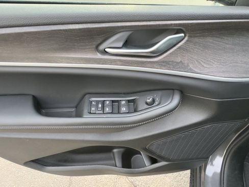 New 2026 Jeep Grand Cherokee Altitude image 9