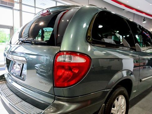 Used 2006 Chrysler Town & Country Touring FWD image 11
