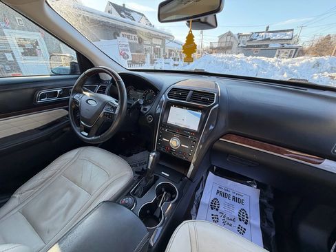 Used 2017 Ford Explorer Platinum image 21