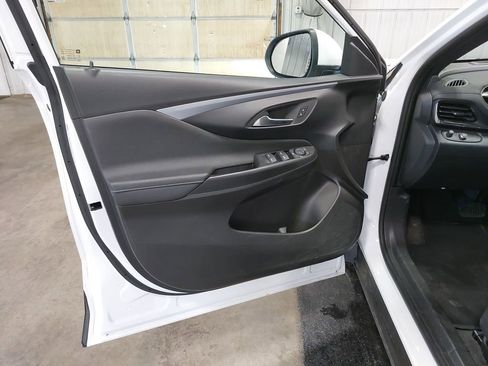 Used 2025 Buick Envista Preferred FWD image 27