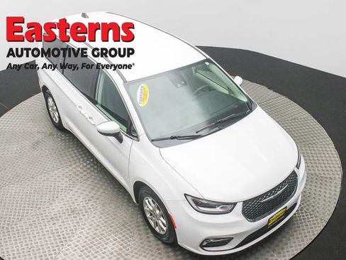 Used 2023 Chrysler Pacifica Touring-L image 3