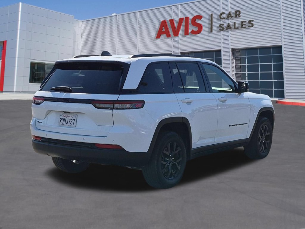 Used 2025 Jeep Grand Cherokee Altitude AWD/4WD image 6