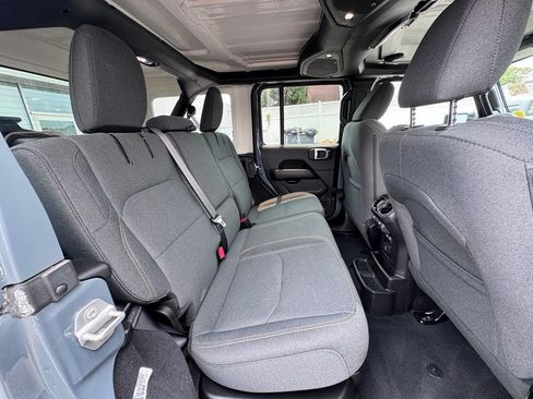 Used 2025 Jeep Wrangler Unlimited Sahara AWD/4WD image 20