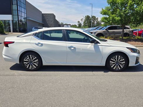 Used 2025 Nissan Altima 2.5 SV FWD image 8