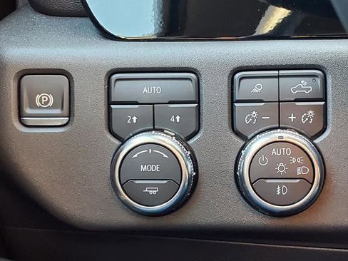 Used 2025 GMC Sierra 1500 SLT image 12