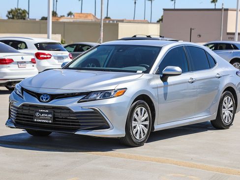 Used 2022 Toyota Camry LE FWD image 3