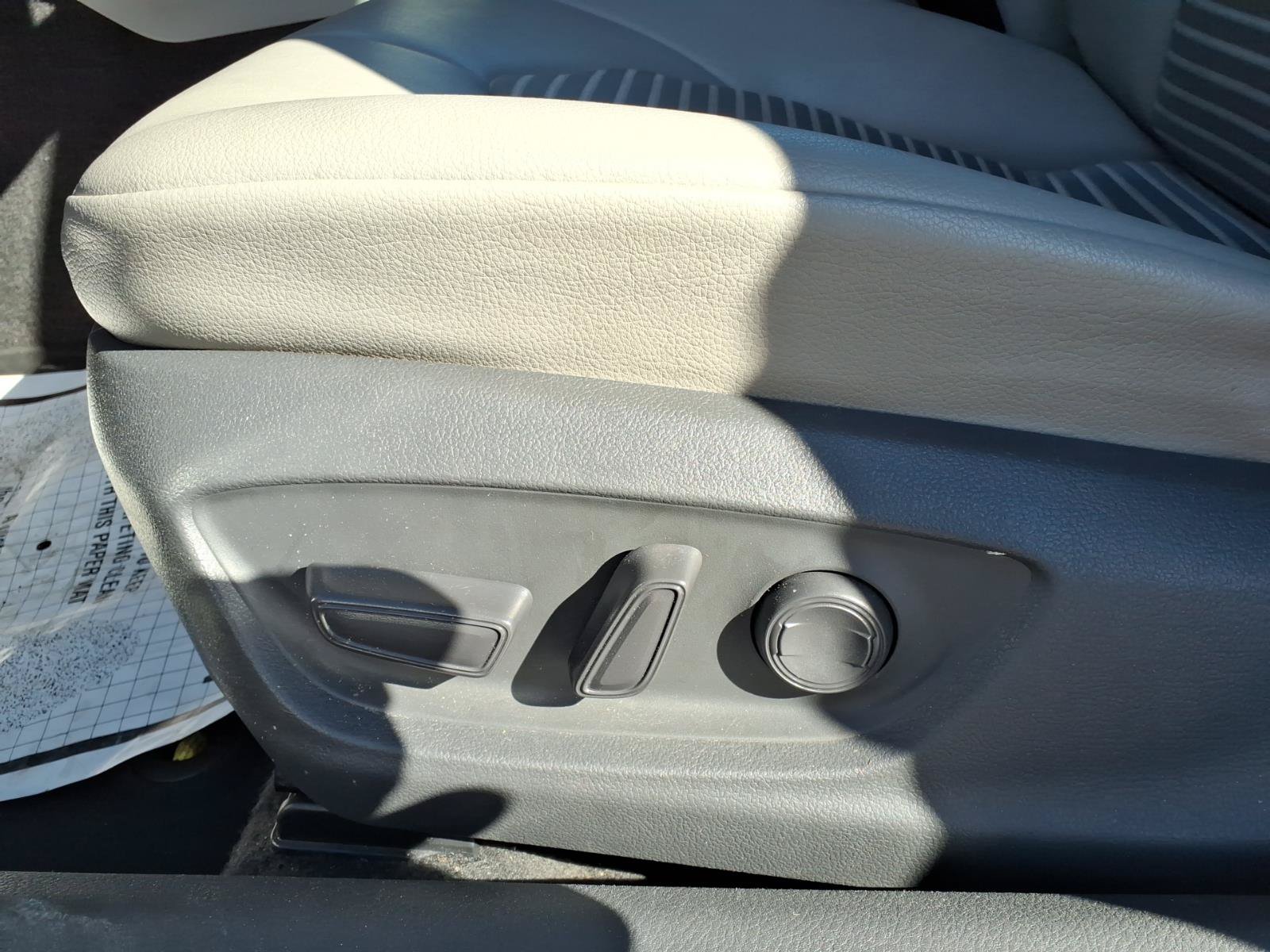 Used 2020 Toyota Camry SE FWD image 19