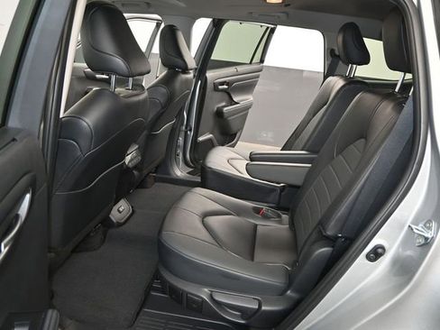 Used 2025 Toyota Highlander XLE image 13