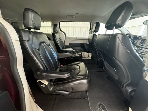 Used 2020 Chrysler Voyager Lxi image 10