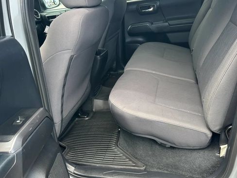 Used 2018 Toyota Tacoma TRD Sport AWD/4WD image 16