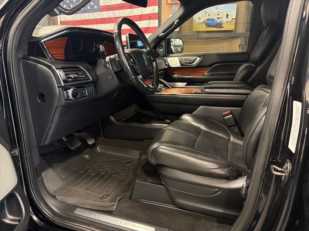 Used 2018 Lincoln Navigator Reserve w/ Technology Package AWD/4WD image 4