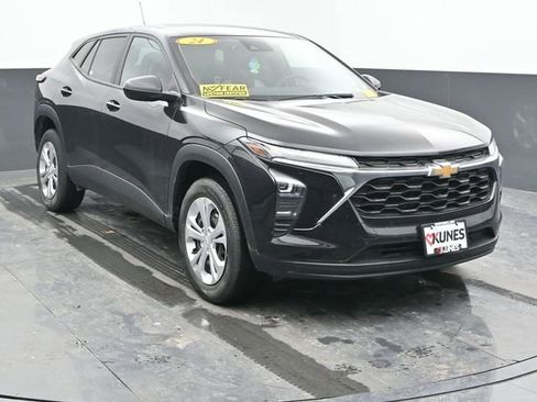Used 2024 Chevrolet Trax LS image 2
