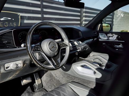 Used 2024 Mercedes-Benz Maybach GLS 600 4MATIC image 2