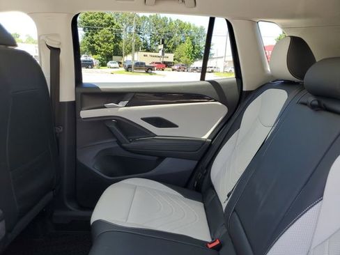 Certified 2025 Volkswagen Tiguan SE w/ Panoramic Sunroof Package AWD/4WD image 10