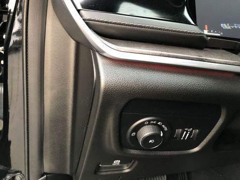 Used 2022 Jeep Grand Cherokee Overland w/ Adv Protech Group III image 26