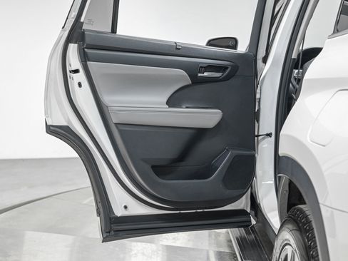 Used 2020 Toyota Highlander XLE image 27