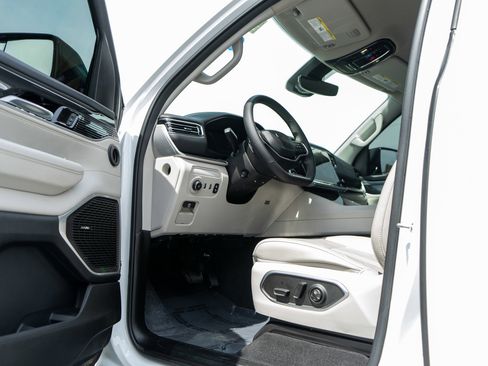 Used 2023 Jeep Wagoneer 4WD w/ Convenience Group I image 14