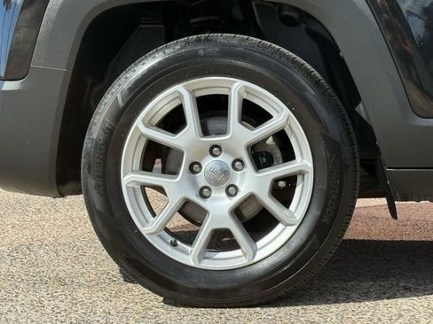 Used 2019 Jeep Renegade Latitude w/ UConnect 8.4 Nav Group image 26