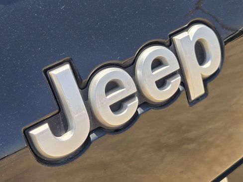 Used 2025 Jeep Grand Cherokee L Laredo RWD image 12