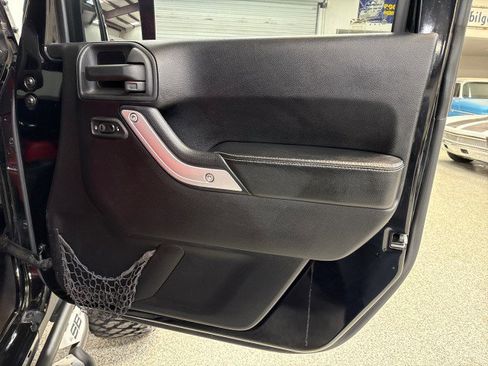 Used 2015 Jeep Wrangler Unlimited Rubicon image 54