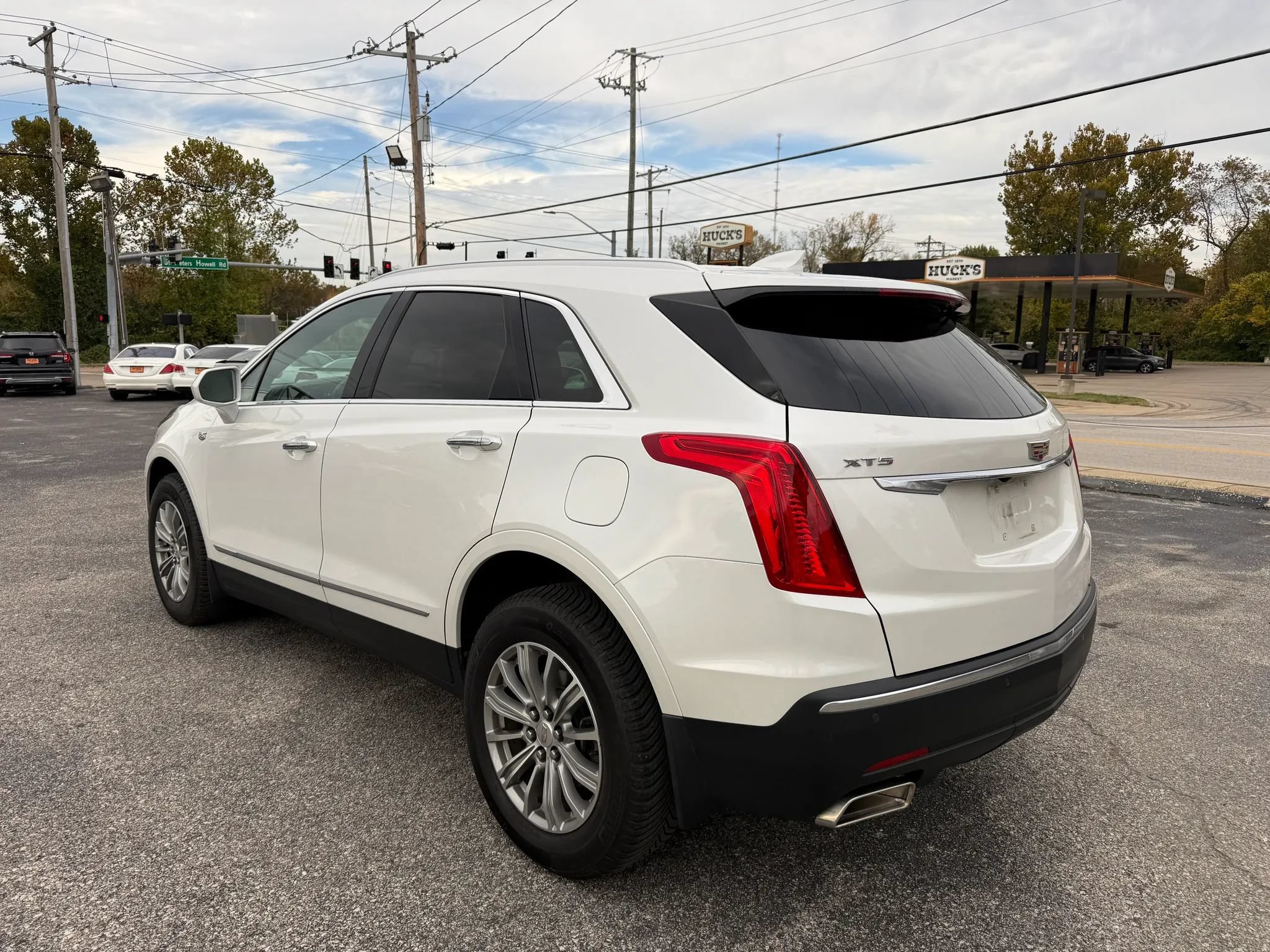 Used 2017 Cadillac XT5 Luxury w/ Driver Awareness Package FWD image 3