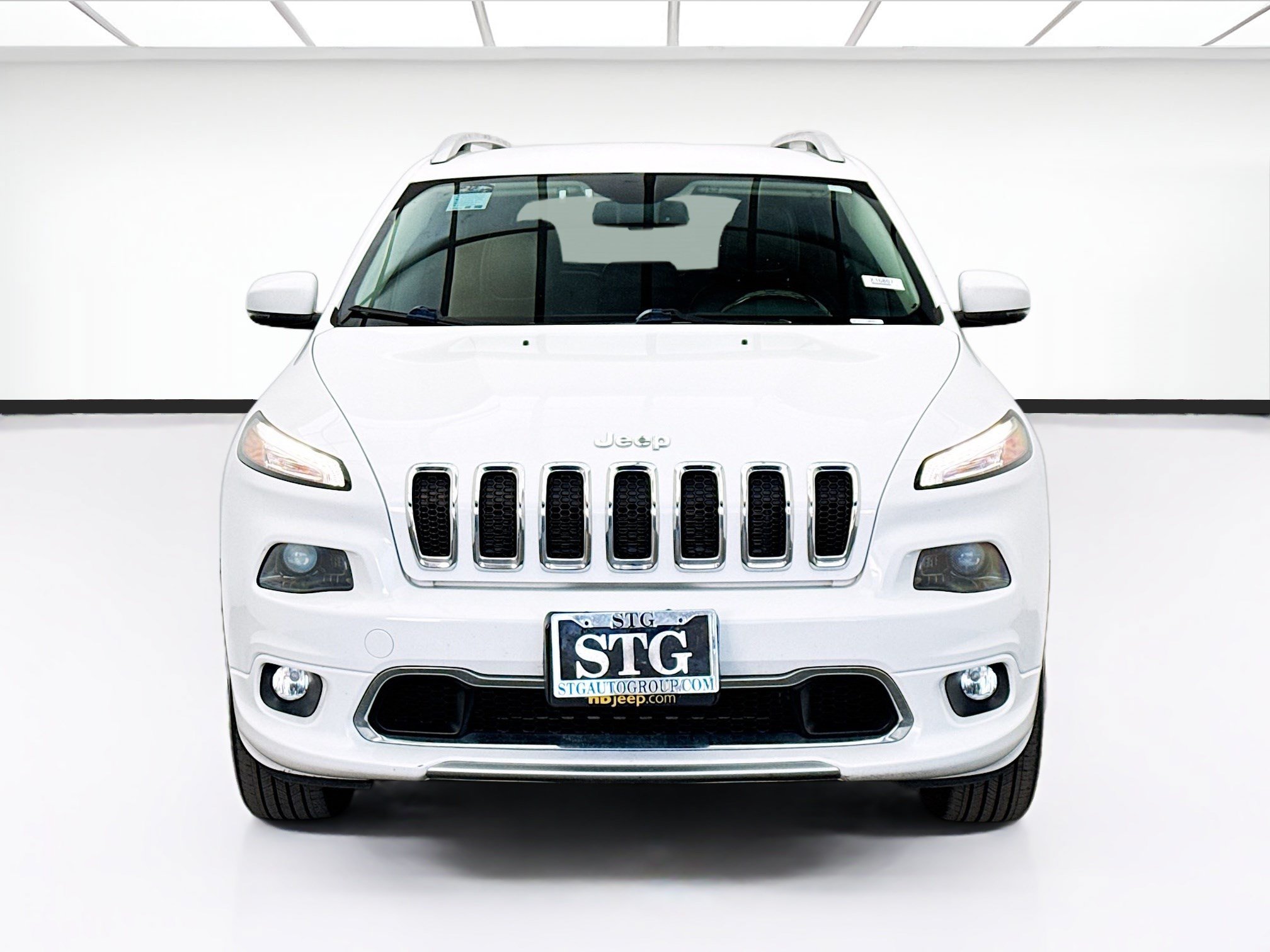 Used 2017 Jeep Cherokee Overland AWD/4WD image 2