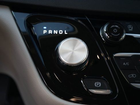 Used 2024 Chrysler Pacifica Touring-L image 17