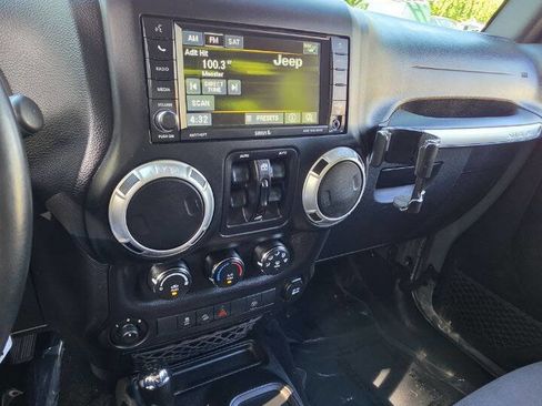 Used 2015 Jeep Wrangler Unlimited Rubicon w/ Connectivity Group AWD/4WD image 16