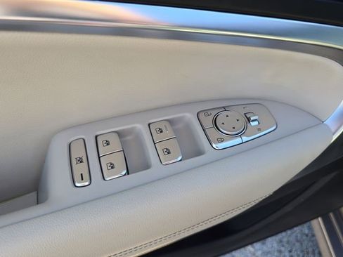 Used 2025 Genesis G70 2.5T image 19