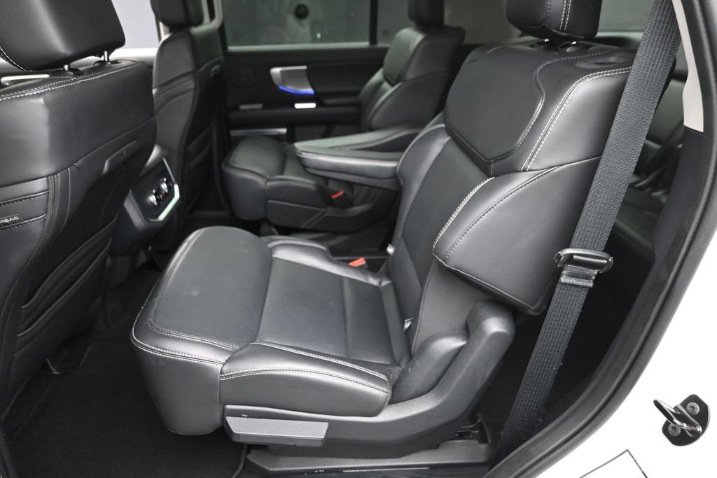 Used 2025 Ford Expedition Platinum w/ Driver's Package AWD/4WD image 16