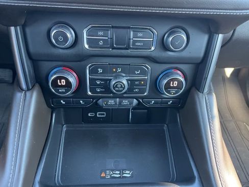 Used 2022 Chevrolet Suburban Z71 w/ Z71 Off-Road Package AWD/4WD image 34