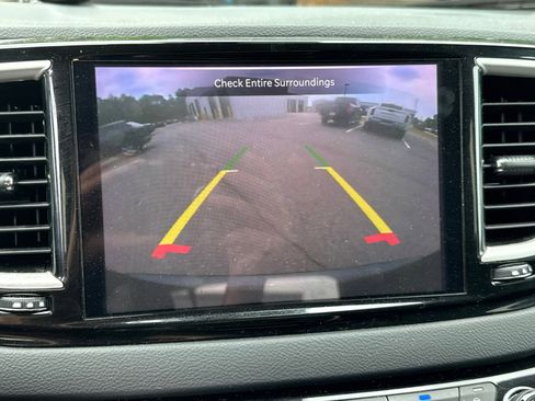 Used 2023 Chrysler Pacifica Touring-L FWD image 27