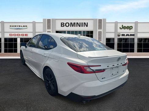 Used 2025 Toyota Camry SE w/ Convenience Package FWD image 4