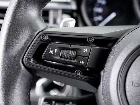 Used 2025 Porsche Macan image 12