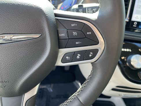 Used 2024 Chrysler Pacifica Limited FWD image 21