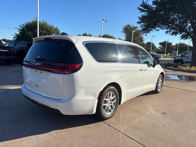 Used 2024 Chrysler Pacifica Touring-L FWD image 5